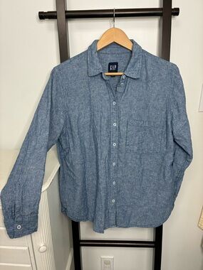 Linen gap button up top. Beautiful fabric. Size large. Summer spring. Airy
